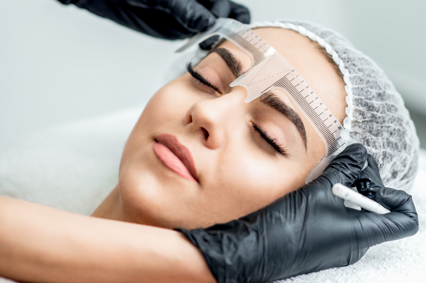 Restructuration des sourcils avec mapping et teinture hybride